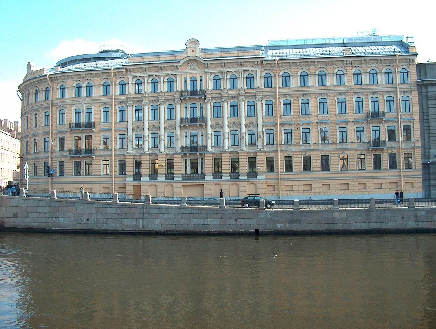 Банковский комплекс: вид со стороны набережной реки Фонтанки
