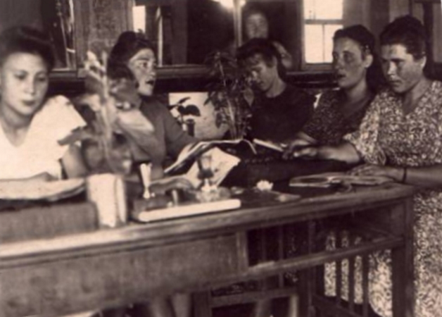 Ленинское отделение Госбанка СССР Еврейской автономной области. Участники кружка технической учебы. 1944 год.