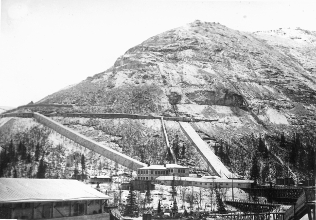 Вид одной из разработок апатита в г. Хибиногорске (в настоящее время г. Кировск). 1933 год