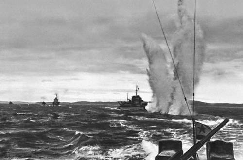 Атака немецкой подводной лодки глубинными бомбами