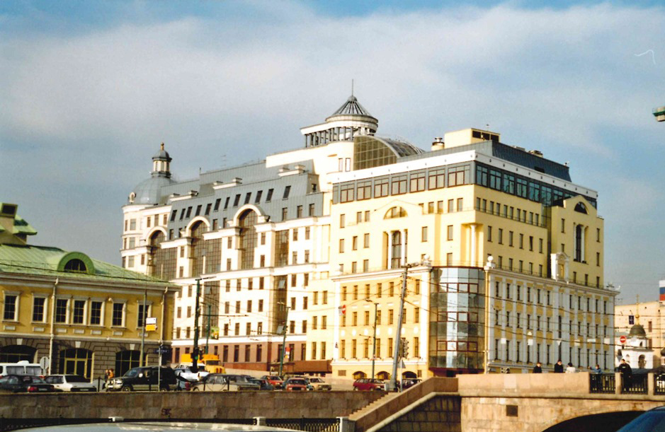 Комплекс зданий Банка России Балчуг–Лубочный в Москве. Вид с Водоотводного канала. 2003 г. 