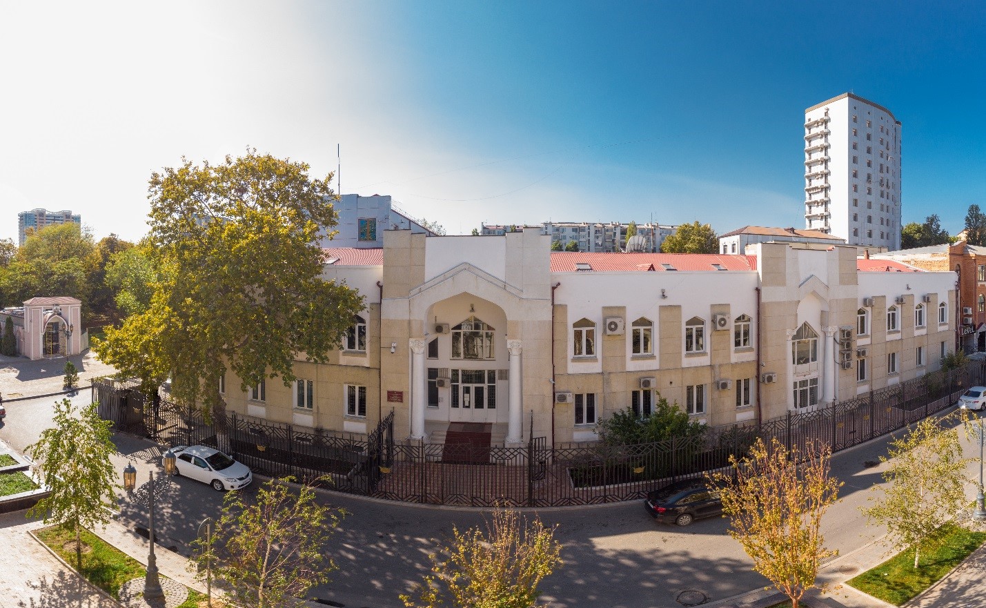 Дагестанская контора Госбанка РСФСР. Построена в мае 1927 года на месте постоялого двора на улице Барятинского, в центре старой Махачкалы.  Сегодня это улица революционера Уллубия Буйнакского. 