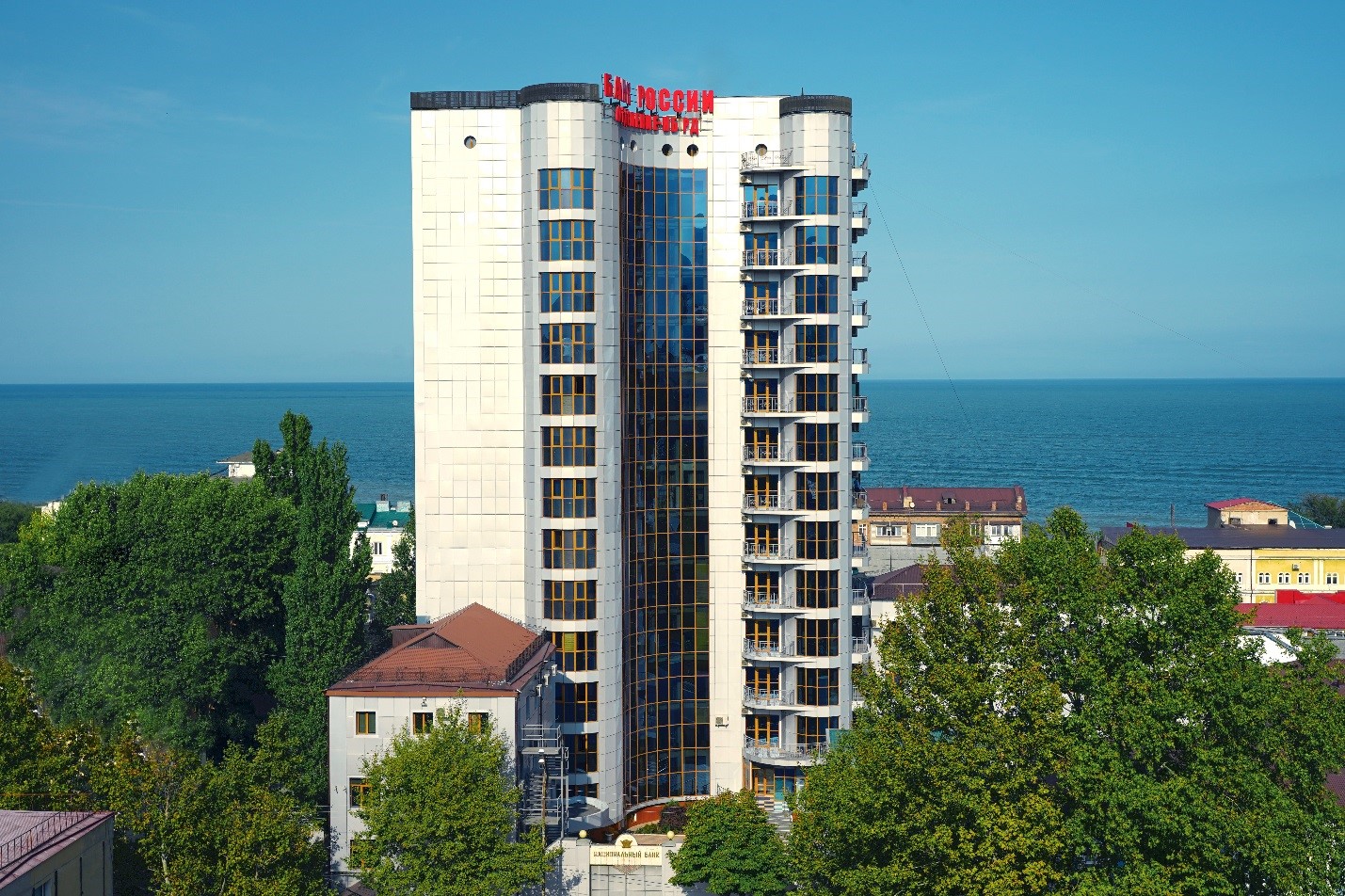 Здание Национального банка Республики Дагестан, ныне Отделения – Национального банка по Республике Дагестан Южного ГУ Банка России. Построено в январе 2010 г.  14-ти этажное здание имеет комплексную систему безопасности, современную систему видеонаблюдения, новейшие технические средства охраны. 